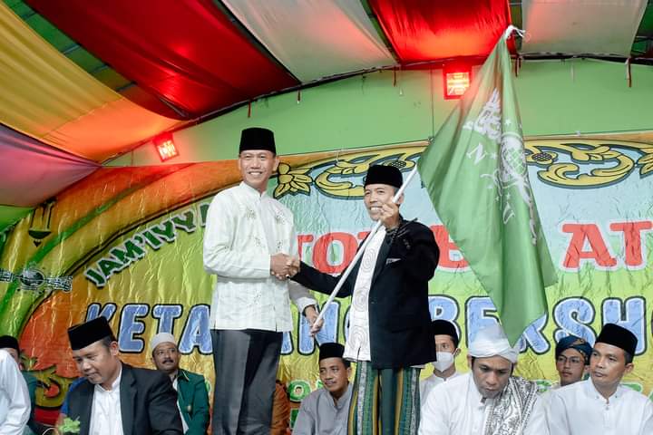 Wakil Bupati Ketapang, Farhan membuka kegiatan Sholawat 41 Malam Jam'iyyah Tombo Ati di halaman Kantor NU Ketapang. (Foto: Adi LC)