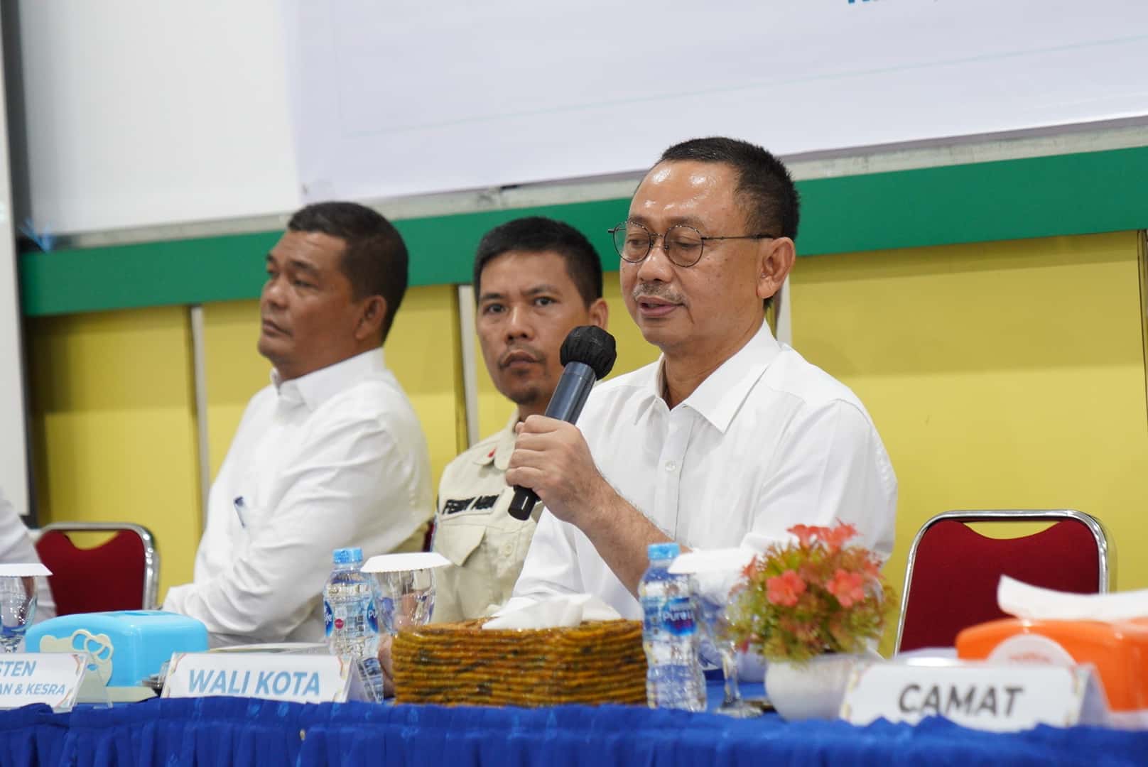 Wali Kota Pontianak, Edi Rusdi Kamtono memberikan pemaparan sosialisasi kepada pengurus RT/RW. (Foto: Prokopim For KalbarOnline.com)