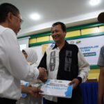 Wali Kota Pontianak, Edi Rusdi Kamtono menyerahkan secara simbolis bantuan operasional RT/RW. (Foto: Prokopim For KalbarOnline.com)