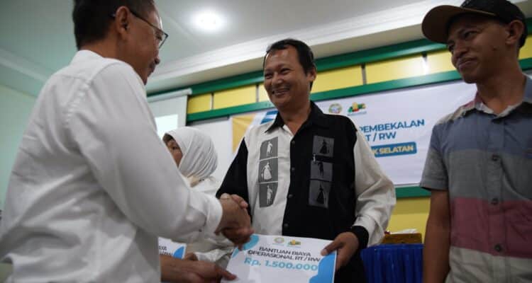 Wali Kota Pontianak, Edi Rusdi Kamtono menyerahkan secara simbolis bantuan operasional RT/RW. (Foto: Prokopim For KalbarOnline.com)