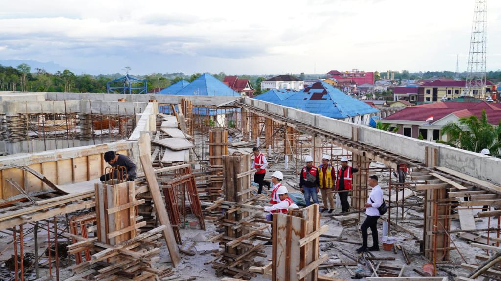Progres fisik pembangunan gedung Satu Atap Pemkab Kapuas Hulu telah mencapai 78 persen. (Foto: Ishaq)