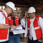 Bupati Kapuas Hulu, Fransiskus Diaan meninjau progres fisik pembangunan gedung Satu Atap Pemkab Kapuas Hulu. (Foto: Ishaq)