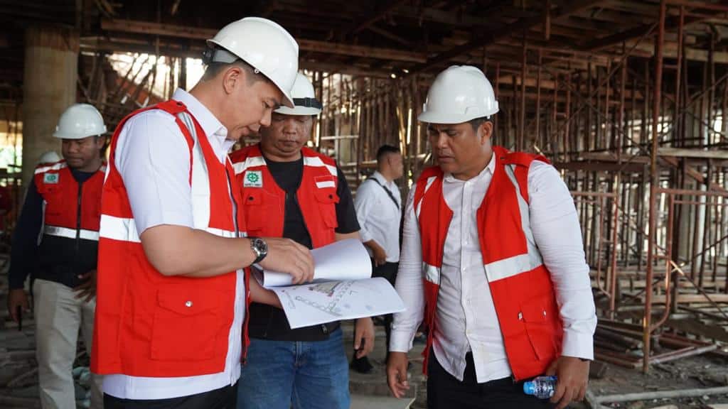 Bupati Kapuas Hulu, Fransiskus Diaan meninjau progres fisik pembangunan gedung Satu Atap Pemkab Kapuas Hulu. (Foto: Ishaq)