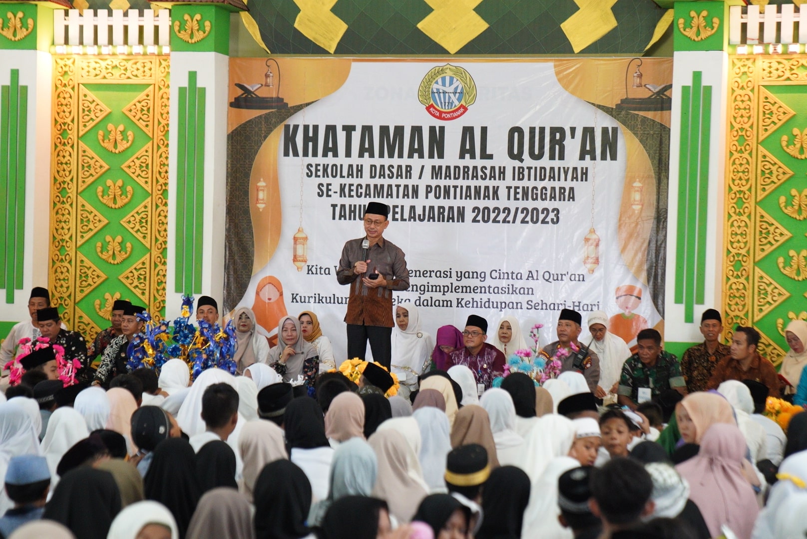 Wali Kota Pontianak, Edi Rusdi Kamtono memberikan sambutan pada kegiatan Khataman Al-Qur'an di Aula Kecamatan Pontianak Tenggara. (Foto: Prokopim For KalbarOnline.com)