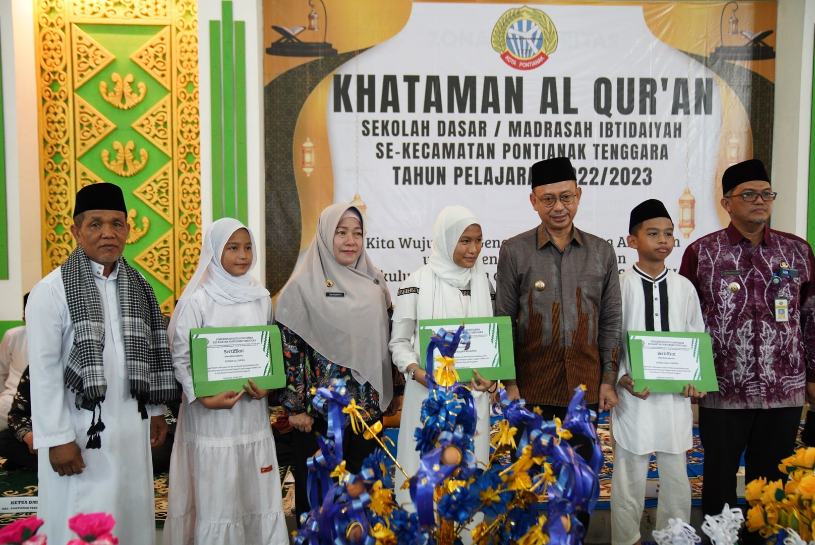 Wali Kota Pontianak, Edi Rusdi Kamtono menyerahkan sertifikat Khatam Al-Qur'an secara simbolis kepada beberapa siswa SD/MI se-Kecamatan Pontianak Tenggara. (Foto: Prokopim For KalbarOnline.com)