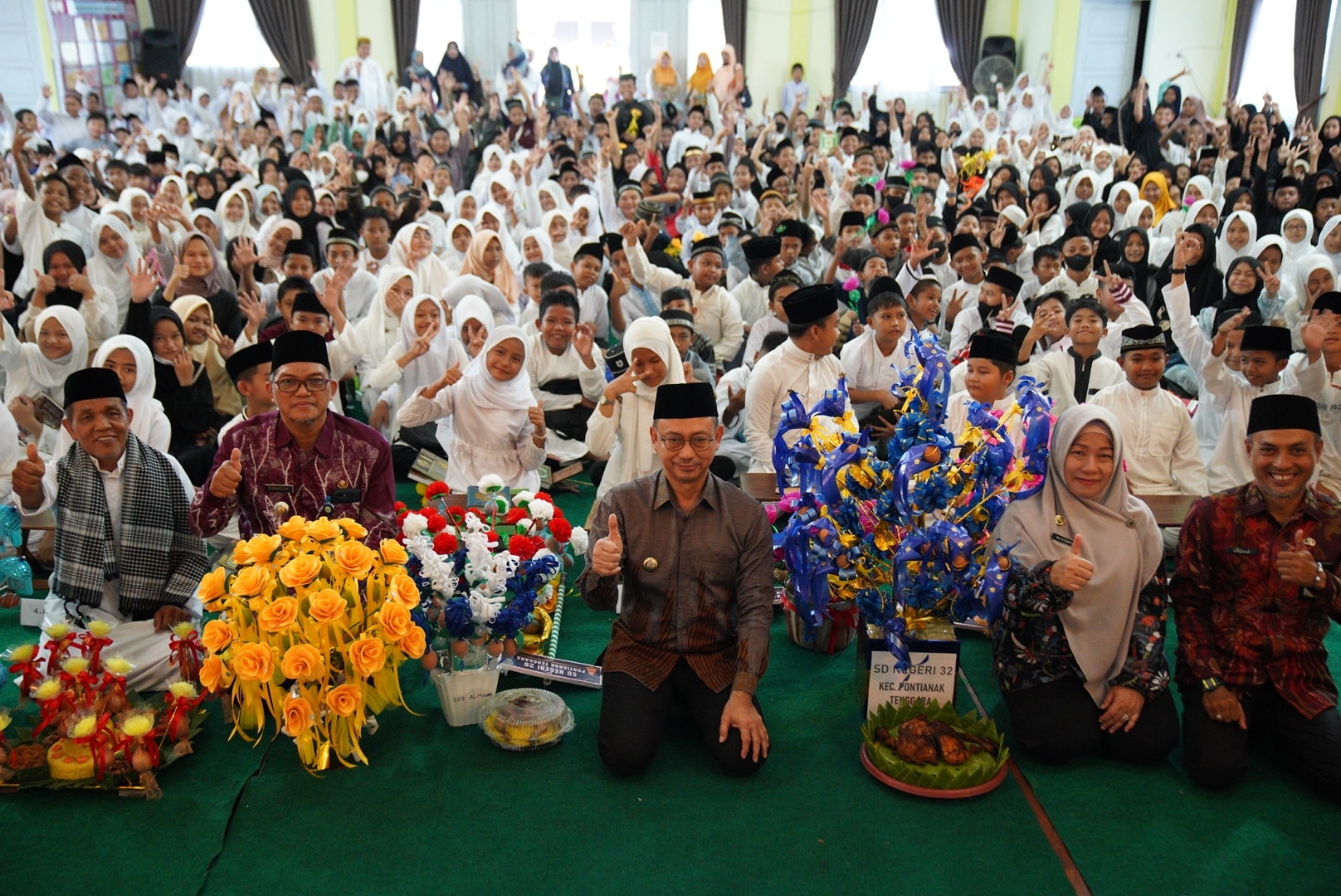 Ratusan siswa SD/MI se-Kecamatan Pontianak Tenggara berfoto bersama Wali Kota Pontianak, Edi Rusdi Kamtono usai mengikuti khataman Al-Qur'an. (Foto: Prokopim For KalbarOnline.com)