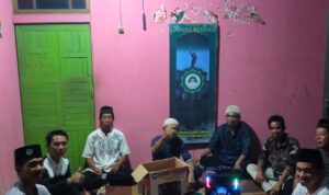Relawan Santri Dukung Ganjar (SDG) Kalbar menyalurkan bantuan sekaligus bersilaturahmi ke Majelis Taklim Al-Hasani, di Lintas Pinoh, Kecamatan Nanga Pinoh, Kabupaten Melawi, Kalimantan Barat, Kamis (04/05/2023). (Foto: Jauhari)