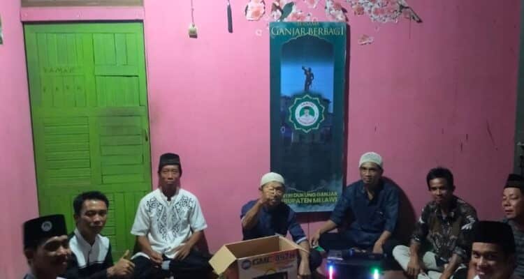 Relawan Santri Dukung Ganjar (SDG) Kalbar menyalurkan bantuan sekaligus bersilaturahmi ke Majelis Taklim Al-Hasani, di Lintas Pinoh, Kecamatan Nanga Pinoh, Kabupaten Melawi, Kalimantan Barat, Kamis (04/05/2023). (Foto: Jauhari)