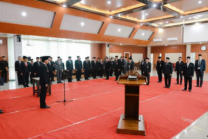Wakil Bupati Ketapang, Farhan memimpin jalannya pelantikan 11 pejabat di lingkungan pemerintahannya, pada Kamis (04/05/2023), di Ruang Rapat Utama Kantor Bupati Ketapang. (Foto: Adi LC)