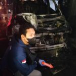 Polisi menyelidiki insiden mobil Suzuki Ertiga yang terbakar di Ponti Agung Permai Dalam. (Foto: Polres Kubu Raya)