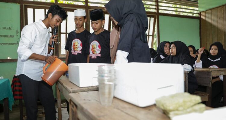 GMC Kalimantan Barat menggelar pelatihan penanaman dengan teknik hidroponik, di Desa Sungai Segak, Kecamatan Sebangki, Kabupaten Landak. (Foto: Jauhari)