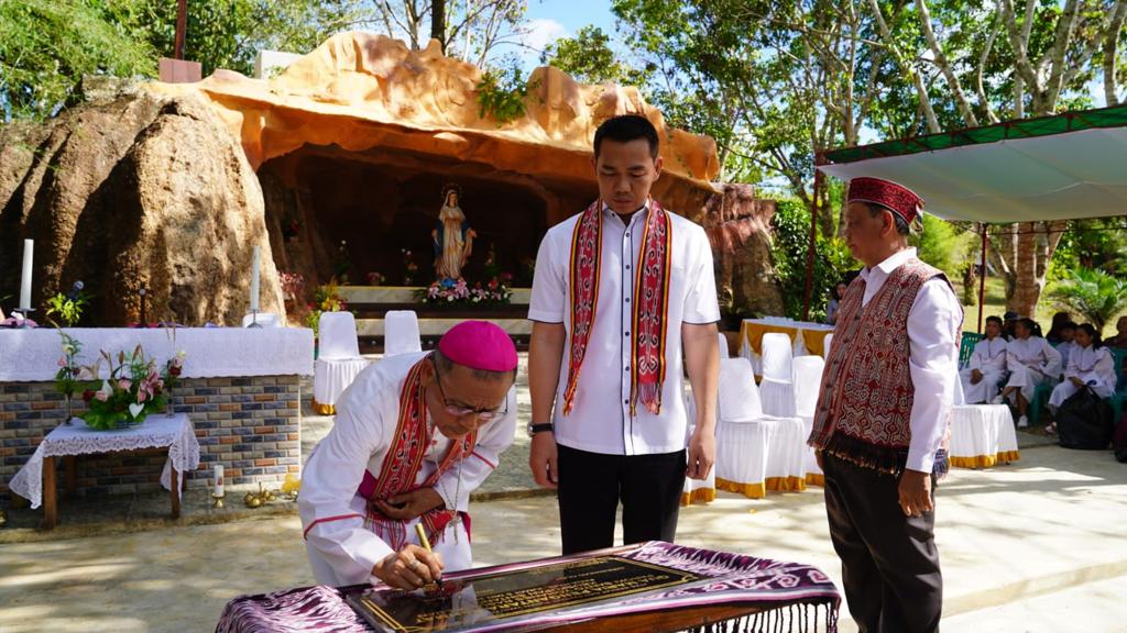 Peresmian Gua Maria Pengantar Rahmat Paroki Santo Yohanes Rasul Seluan Keuskupan Sintang di Desa Seluan Kecamatan Putussibau Utara, Jumat (05/05/2023). (Foto: Ishaq)