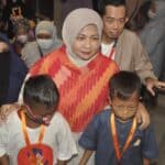 Ketua Perhimpunan Orangtua Penyandang Thalasemia Indonesia (POPTI) Provinsi Kalbar, Windy Prihastari mengajak anak-anak penyandang thalasemia berbelanja baju lebaran. (Foto: Jau/KalbarOnline.com)