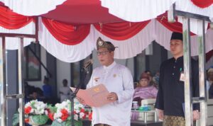Bupati Kayong Utara, Citra Duani memimpin upacara Hardiknas 2023 di Dinas Pendidikan Kayong Utara, Senin (08/05/2023). (Foto: Santo)