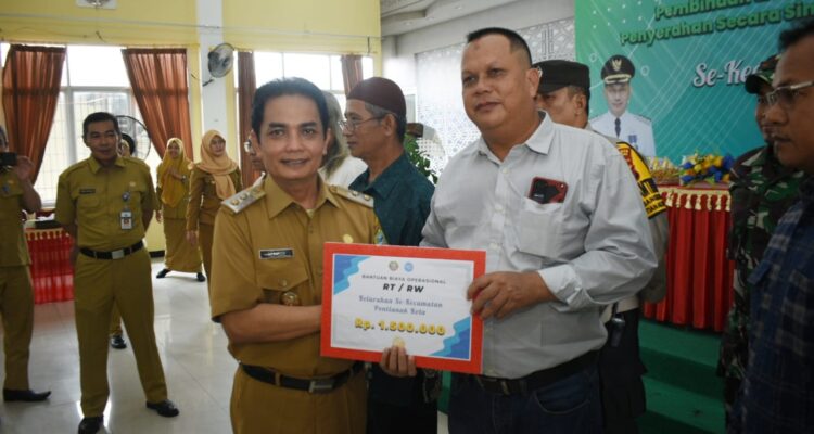 Wakil Wali Kota Pontianak, Bahasan menyerahkan secara simbolis bantuan operasional RT/RW se-Kecamatan Pontianak Kota. (Prokopim For KalbarOnline.com)