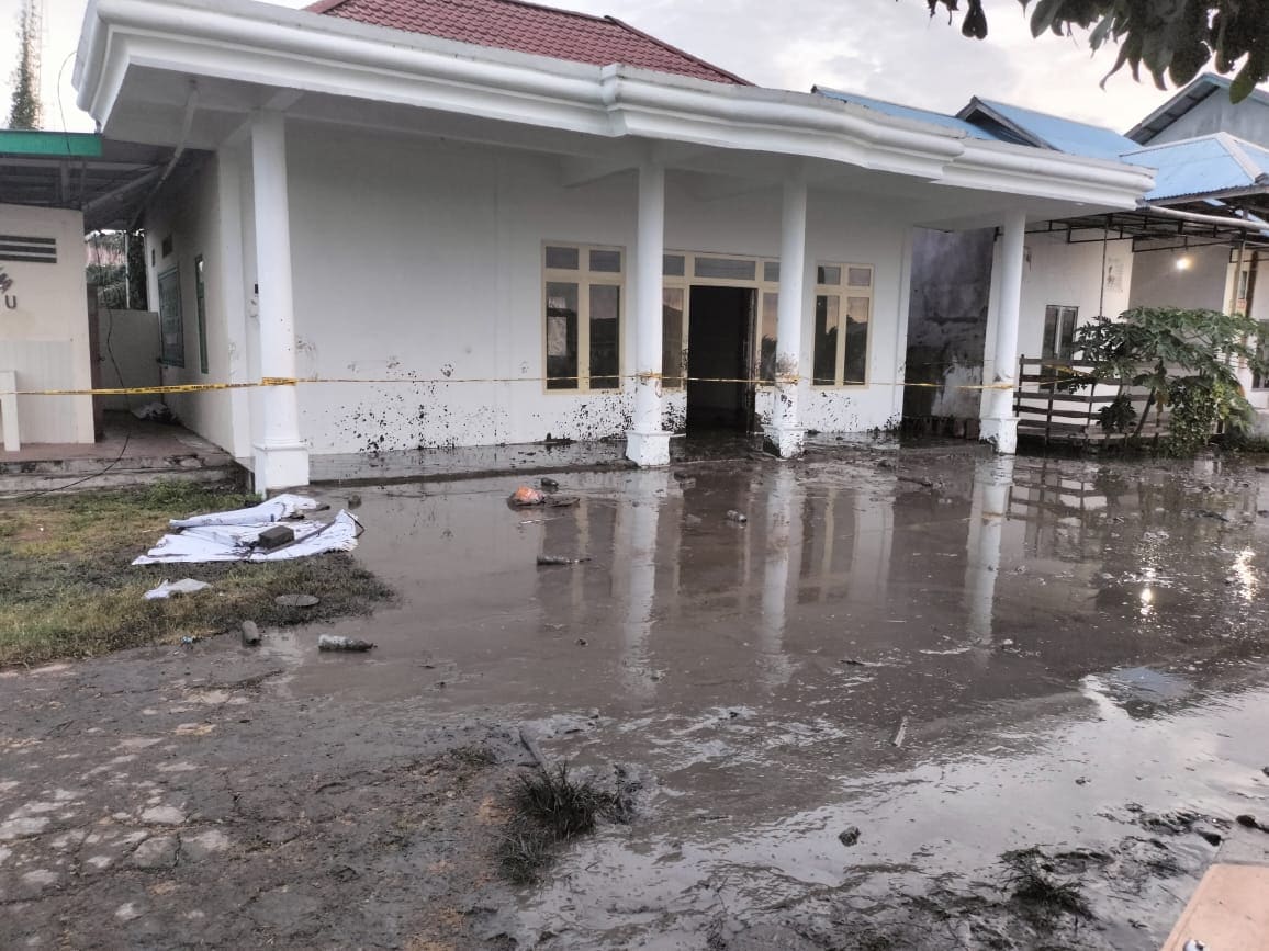 Sisa-sisa semburan lumpur yang terjadi di komplek Pondok Pesantren Nurul Alamyah Desa Wajok Hilir, Kabupaten Mempawah, Kalimantan Barat. (Foto: Indri/BPBD For KalbarOnline.com)