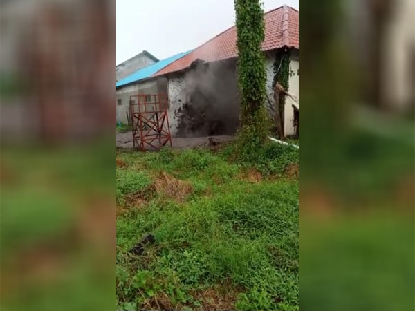 Tangkapan video semburan lumpur yang terjadi di komplek Pondok Pesantren Nurul Alamyah Desa Wajok Hilir, Kabupaten Mempawah, Kalimantan Barat. (Foto: Istimewa)