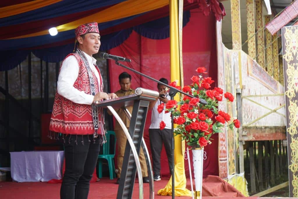 Wakil Bupati Kapuas Hulu, Wahyudi Hidayat memberikan kata sambutan dalam pembukaan Gawai Dayak Kantu' Makai Taon 2023 Desa Sungai Uluk, di Rumah Adat Dayak Kantu' Patihmuandang, Senin (08/05/2023). (Foto: Ishaq)