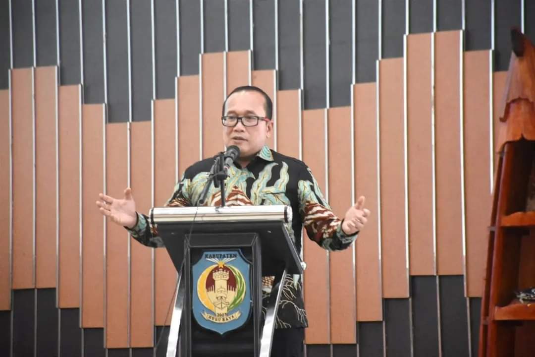 Wakil Bupati Kubu Raya, Sujiwo memberikan kata sambutan saat pelantikan pengurus Pemuda Katolik Komcab Kubu Raya periode 2023 - 2026 di Aula Kantor Bupati Kubu Raya, Senin (08/05/2023). (Foto: Jauhari)