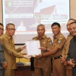 Penyerahan Dokumen Persyaratan Administratif oleh Bupati Ketapang bersama Wakil Bupati Ketapang kepada Gubernur Kalimantan Barat. (Foto: Adi LC)