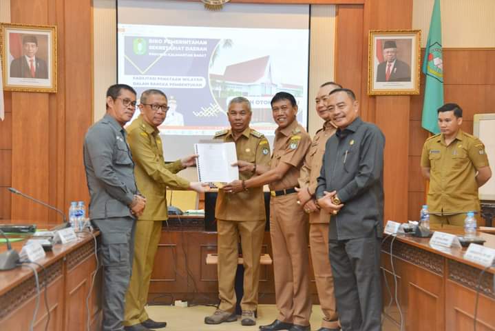 Penyerahan Dokumen Persyaratan Administratif oleh Bupati Ketapang bersama Wakil Bupati Ketapang kepada Gubernur Kalimantan Barat. (Foto: Adi LC)
