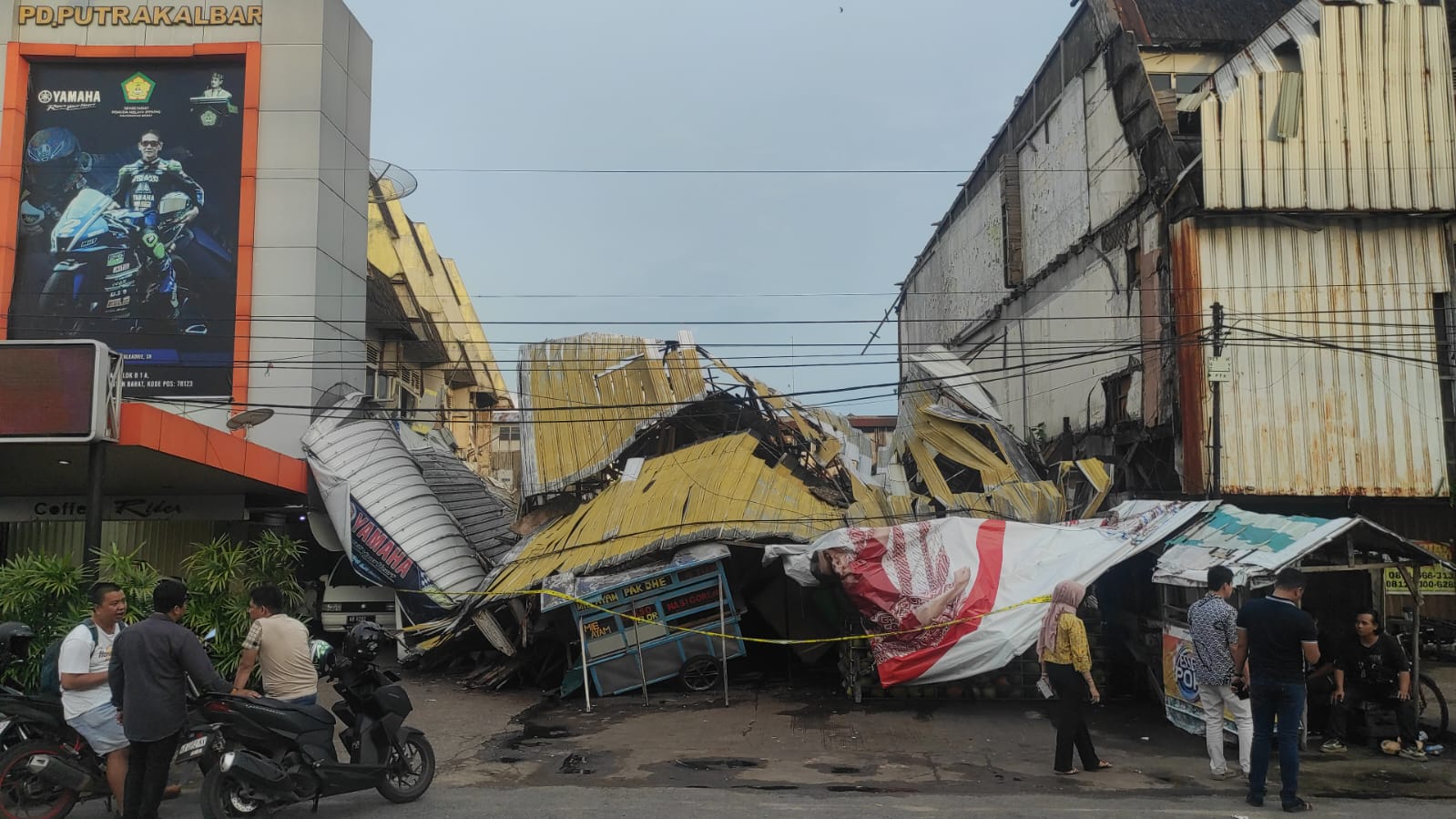 Bangunan ambruk di Jalan Veteran, Kota Pontianak. (Foto: Jauhari) Syarif Machmud