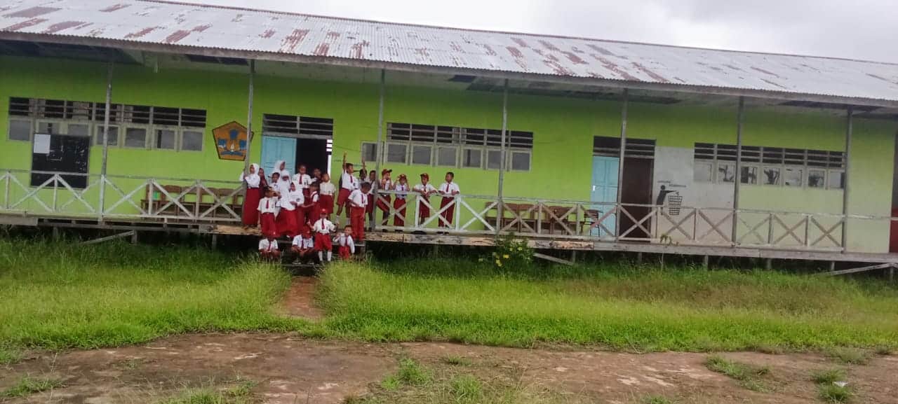 Murid-murid di SD Filiall Trasmigrasi SP3, Desa Tanjung Satai, Kecamatan Pulau Maya, Kabupaten Kayong Utara, Provinsi Kalimantan Barat. (Foto: Santo)
