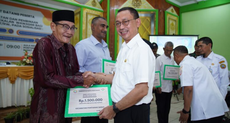 Wali Kota Pontianak, Edi Rusdi Kamtono menyerahkan secara simbolis bantuan operasional RT/RW di Kecamatan Pontianak Barat. (Foto: Prokopim For KalbarOnline.com)
