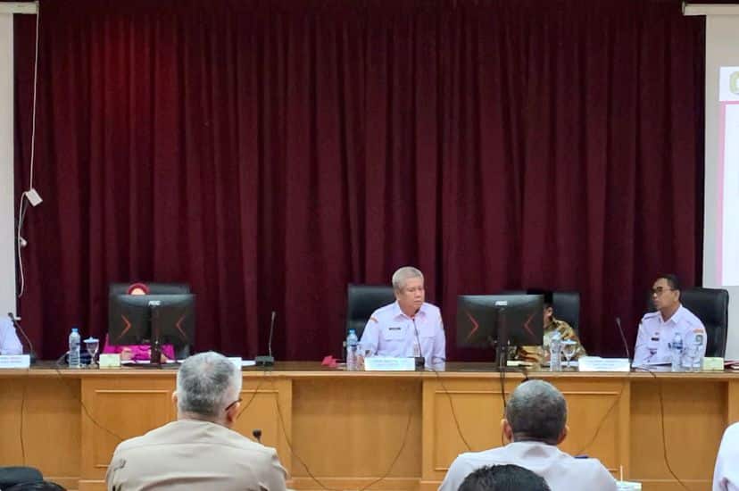 Sekda Kalbar, Harisson memimpin rapat koordinasi persiapan haji tahun 2023 di Ruang Rapat Praja 2, Kantor Gubernur Kalbar, Rabu (10/05/2023). (Foto: Indri)