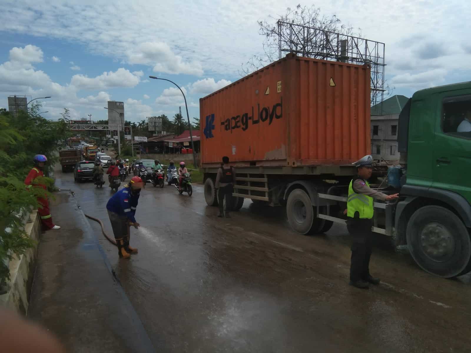 Personel Satlantas Polres Kubu Raya turut mengatur arus lalu lintas agar tetap lancar. (Foto: Polres Kubu Raya)