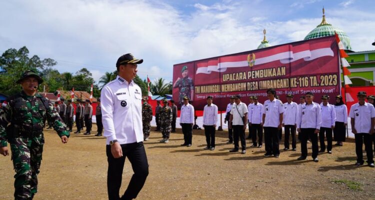 Bupati Kapuas Hulu, Fransiskus Diaan membuka kegiatan TMMD ke-116 Tahun 2023, di Desa Menaren, Kecamatan Mentebah, Kabupaten Kapuas Hulu, Rabu (10/05/2023). (Foto: Ishaq)