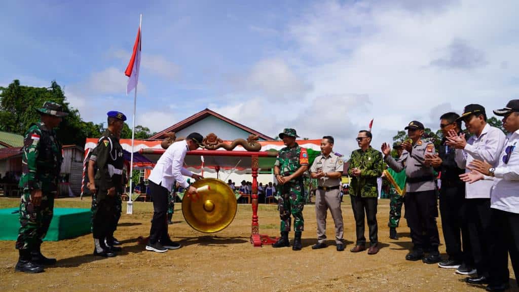 Bupati Kapuas Hulu, Fransiskus Diaan memukul gong sebagai tanda dibukanya kegiatan TMMD ke-116 Tahun 2023, di Desa Menaren, Kecamatan Mentebah, Kabupaten Kapuas Hulu, Rabu (10/05/2023). (Foto: Ishaq)