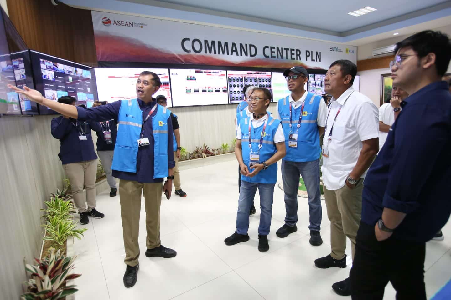 Sekretaris Kementerian BUMN, Susyanto meninjau posko komando atau command center PLN di Labuan Bajo, NTT, Rabu (10/05/2023). (Foto: PLN For KalbarOnline.com)
