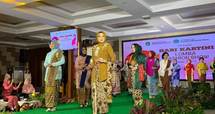 Fashion Show dalam rangka peringatan Hari Kartini 2023 di Provinsi Kalbar. (Foto: Indri)