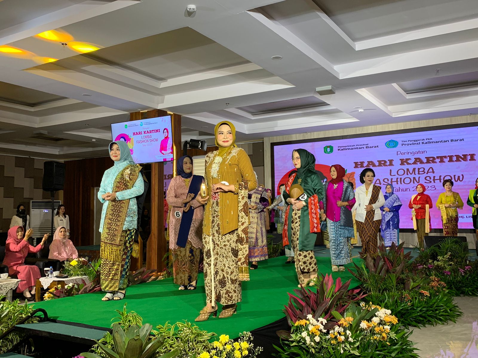 Fashion Show dalam rangka peringatan Hari Kartini 2023 di Provinsi Kalbar. (Foto: Indri)