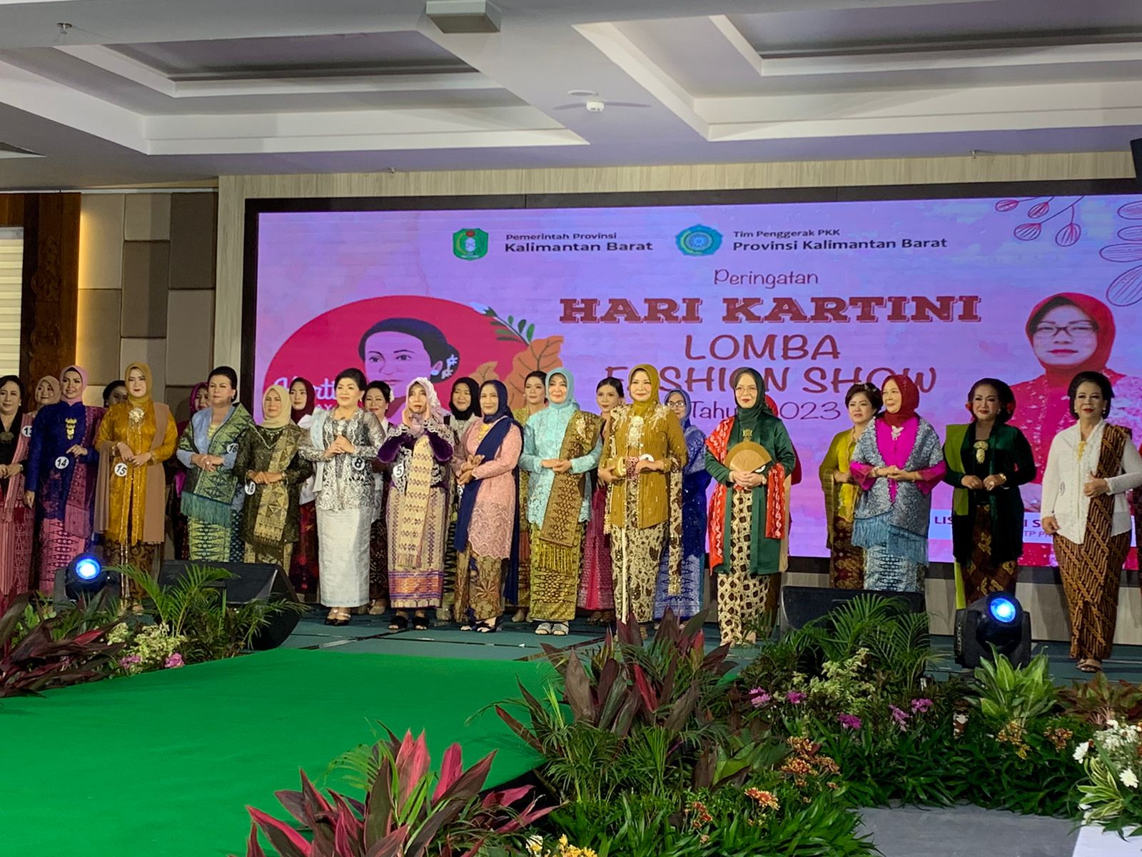 Foto bersama dalam acara peringatan Hari Kartini 2023. (Foto: Indri)