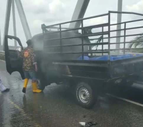Mobil pikap bermuatan jeriken terbakar di atas Jembatan Kapuas I. (Foto: Indri)