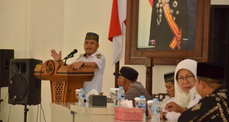 Wakil Bupati Kayong Utara, Effendi Ahmad memberikan kata sambutan pada pelaksanaan kegiatan manasik haji di Aula Istana Rakyat Kayong Utara, Rabu (10/05/2023). (Foto: Istimewa)