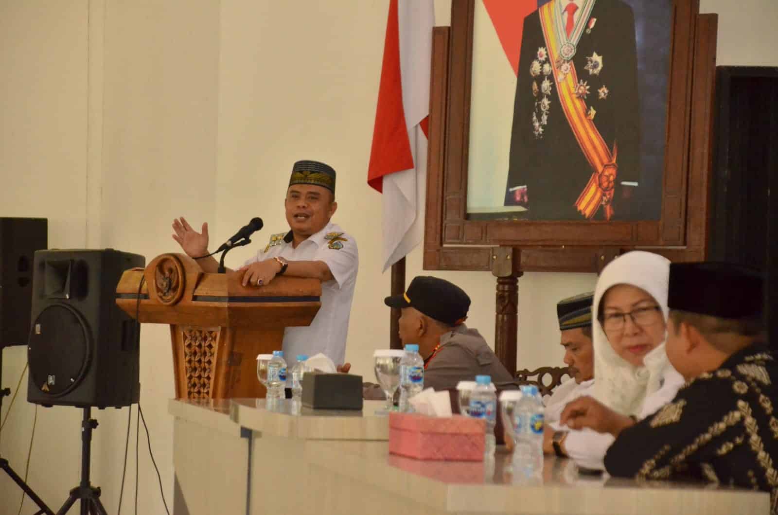 Wakil Bupati Kayong Utara, Effendi Ahmad memberikan kata sambutan pada pelaksanaan kegiatan manasik haji di Aula Istana Rakyat Kayong Utara, Rabu (10/05/2023). (Foto: Istimewa)