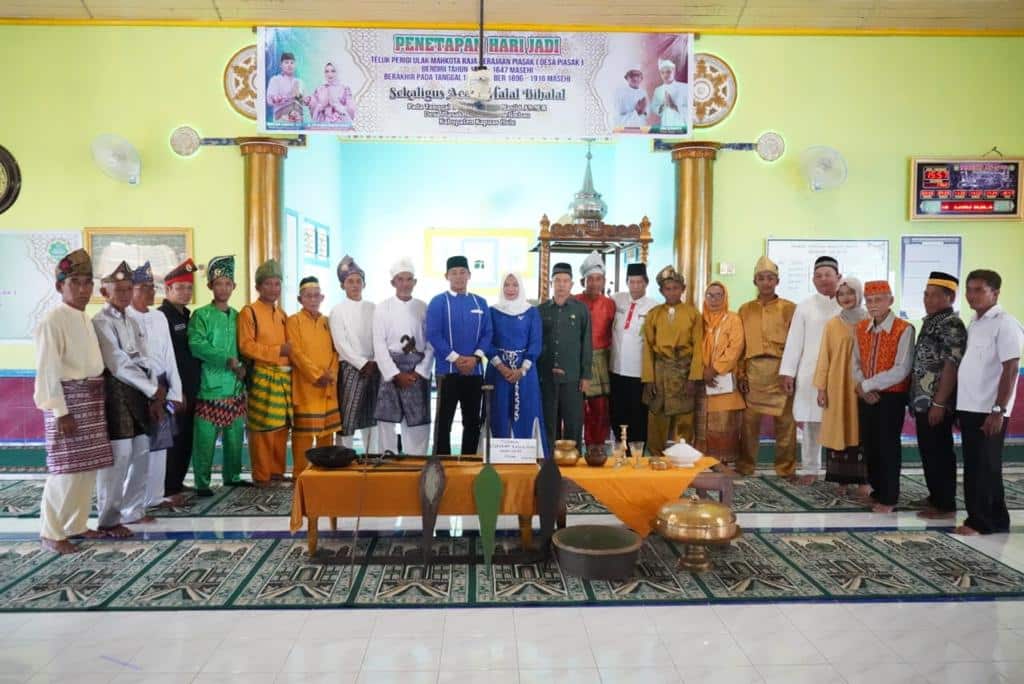 Wabup Kapuas Hulu, Wahyudi Hidayat berfoto bersama di acara penetapan hari jadi Teluk Perigi Ulak Mahkota Raja Kerajaan Piasak. (Foto: Ishaq)