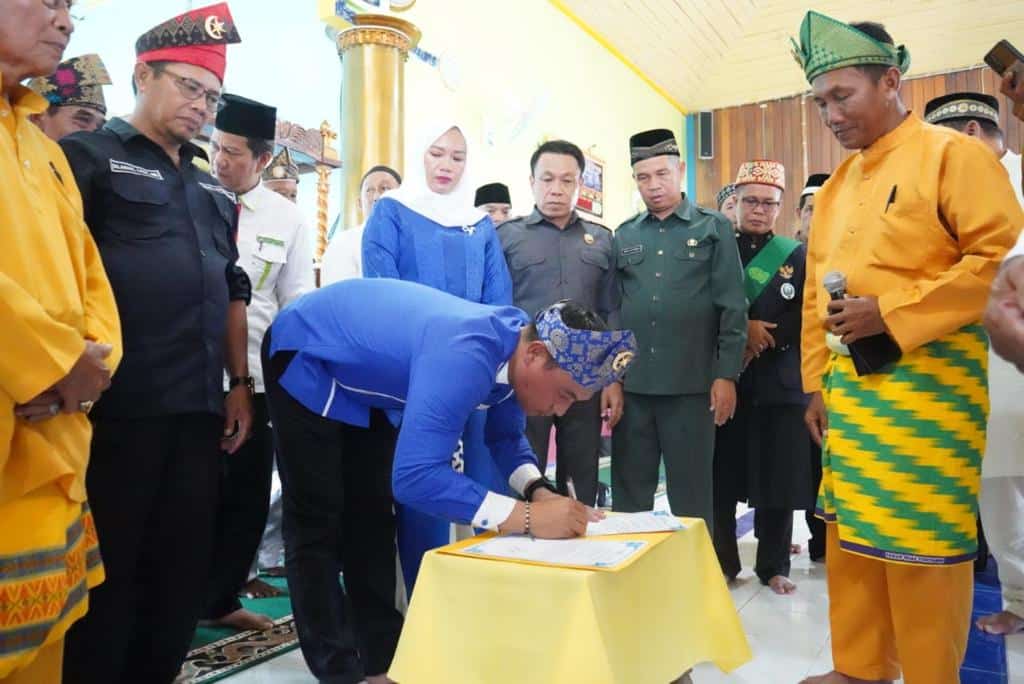 Wabup Kapuas Hulu, Wahyudi Hidayat menghadiri penetapan hari jadi Teluk Perigi Ulak Mahkota Raja Kerajaan Piasak. (Foto: Ishaq)