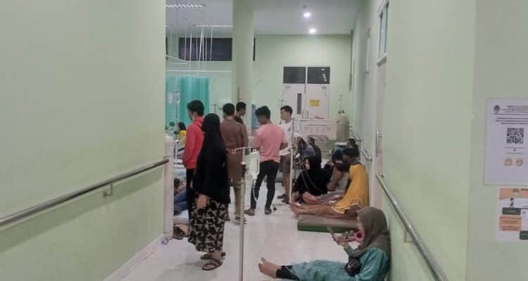 Pasien yang mengalami keracunan saat ini telah dilarikan ke Instalasi Gawat Darurat (IGD) RSUD dr Agoesdjam dan Rumah Sakit Fatimah Ketapang untuk mendapatkan perawatan medis dari dokter. (Foto: Adi LC)
