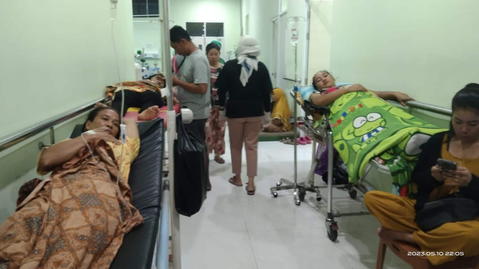 Pasien yang mengalami keracunan saat ini telah dilarikan ke Instalasi Gawat Darurat (IGD) RSUD dr Agoesdjam dan Rumah Sakit Fatimah Ketapang untuk mendapatkan perawatan medis dari dokter. (Foto: Adi LC)
