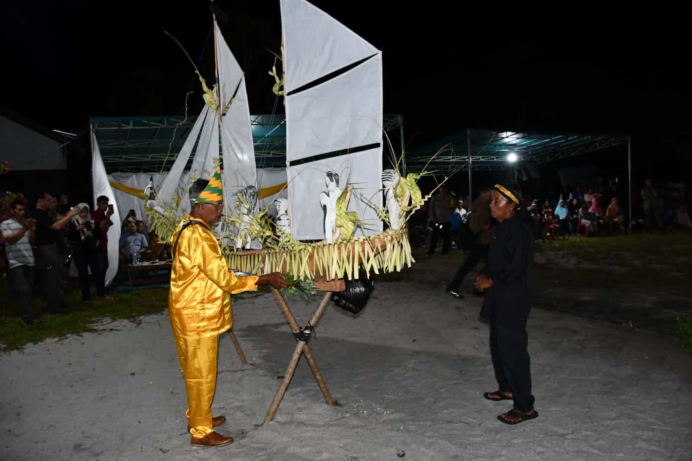 Kegiatan Semah Laut di Desa Padang, Kecamatan Kepulauan Karimata merupakan salah satu bentuk pelestarian adat dan tradisi dalam pemajuan kebudayaan. (Foto: Prokopim)