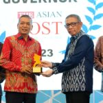 Chairman Infobank Media Group Eko B Supriyanto menyerahkan penghargaan The Best Governor 2023 in Financial Inclusion and Capitalize Bank Pembangunan Daerah (BPD) kepada Gubernur Sutarmidji pada Infobank-Top BUMD Forum 2023. (Foto: Jauhari)