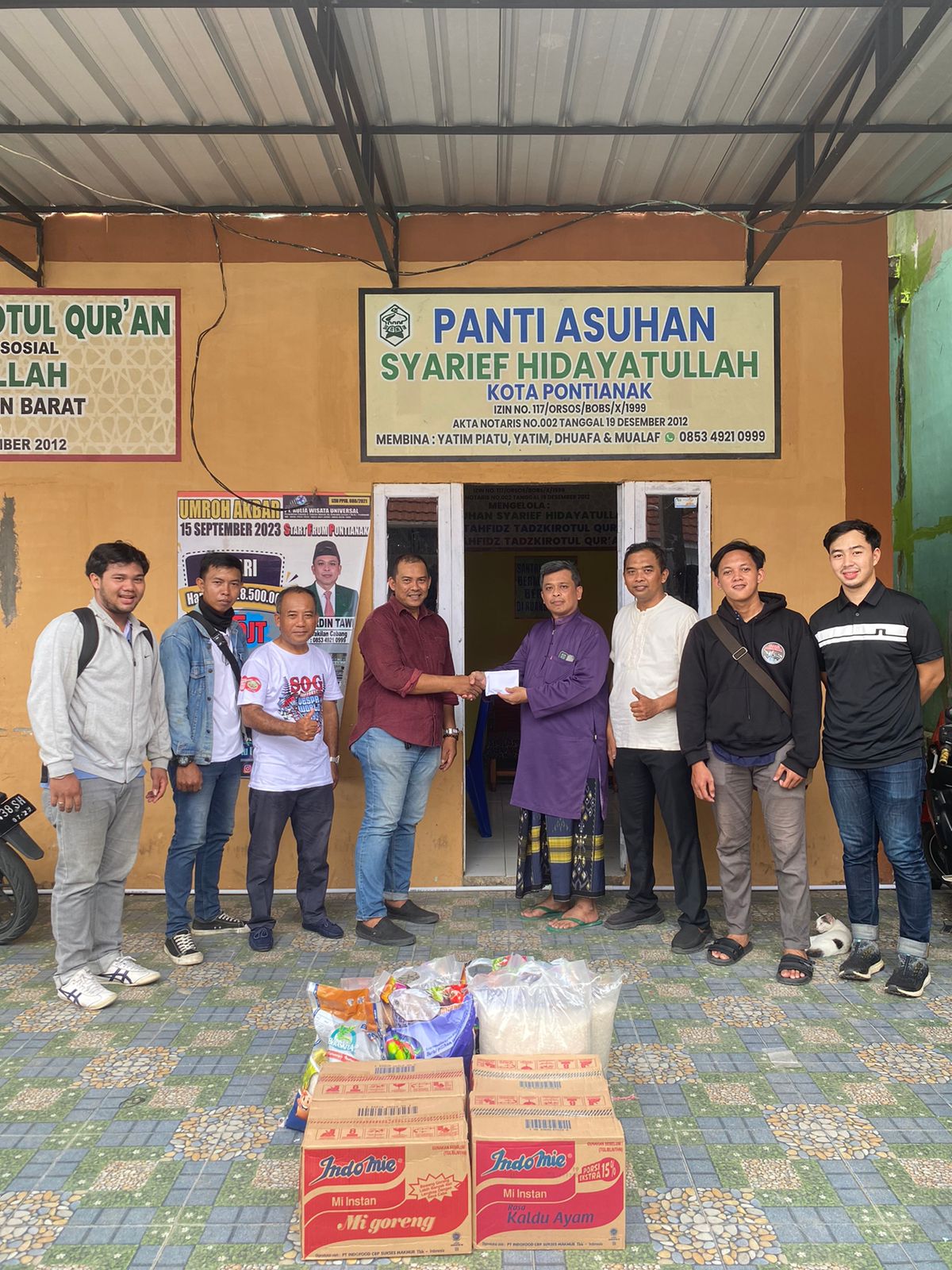 Scooter Owner Group (SOG) Chapter Kalbar menyerahkan bantuan kepada Panti Asuhan Syarief Hidayatullah Kota Pontianak, Jumat (12/05/2023). (Foto: Jauhari)