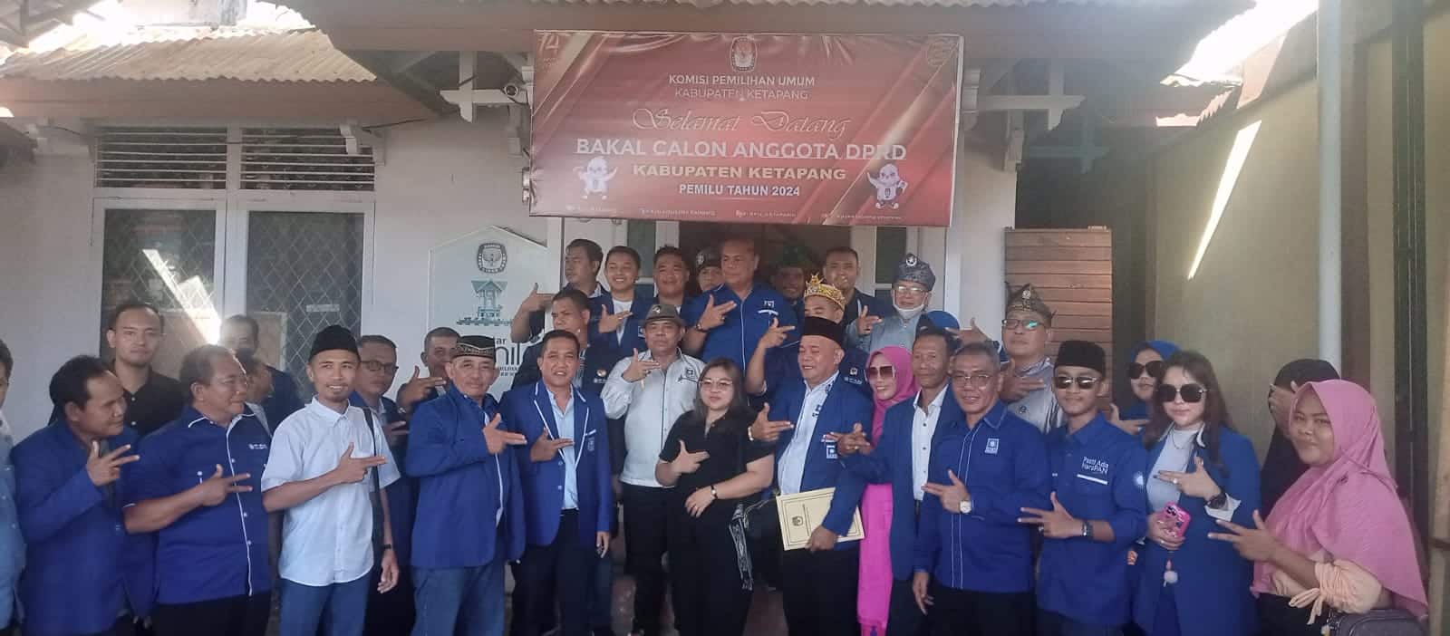 Jajaran pengurus DPD Partai Amanat Nasional (PAN) Kabupaten Ketapang berfoto bersama. (Foto: Adi LC) PAN daftarkan bacaleg