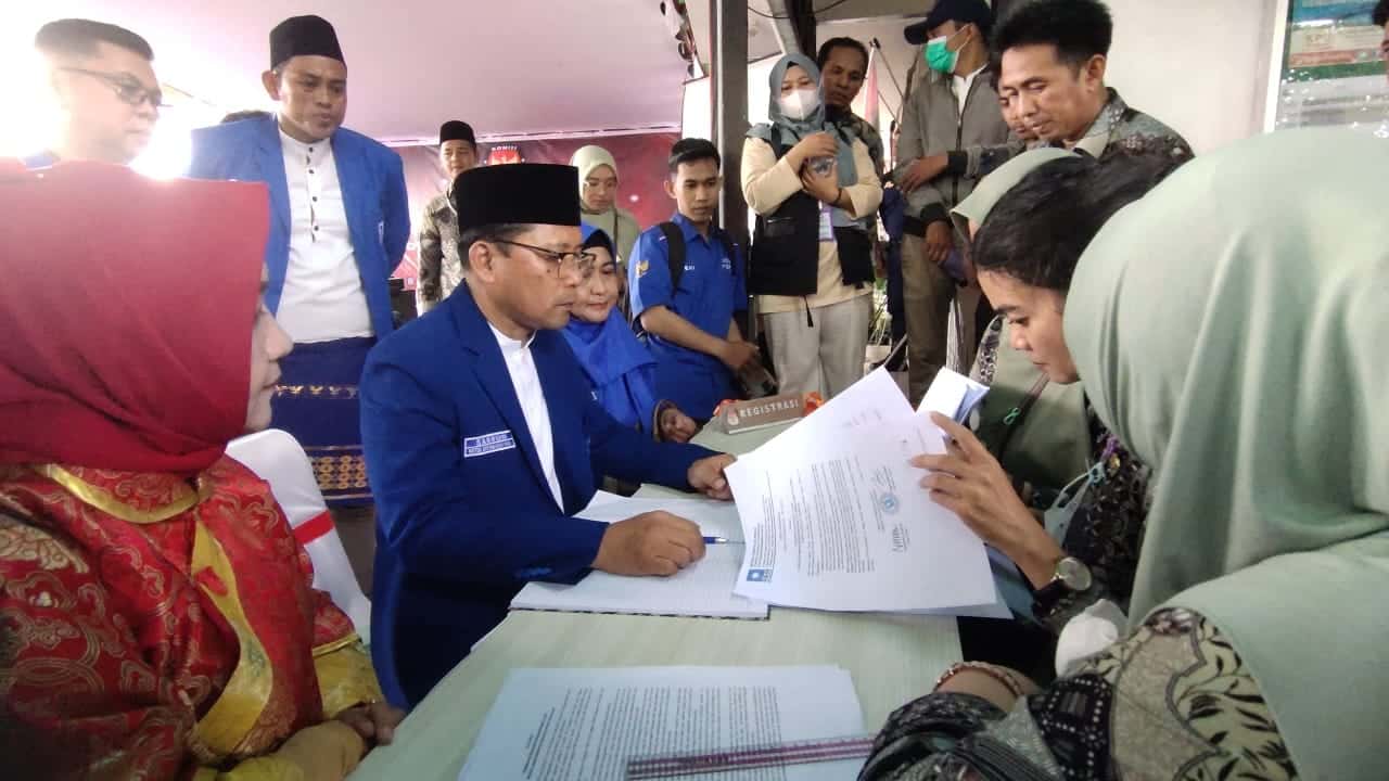 Ketua DPD Partai Amanat Nasional (PAN) Kabupaten Kubu Raya, Sahrudin memimpin pendaftaran bacaleg PAN di KPUD Kubu Raya. (Foto: Wulan)