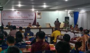 Plt Ketua KPU Kabupaten Kapuas Hulu, M Yusuf membuka rapat pleno terbuka. (Foto: Ishaq/KalbarOnline.com)