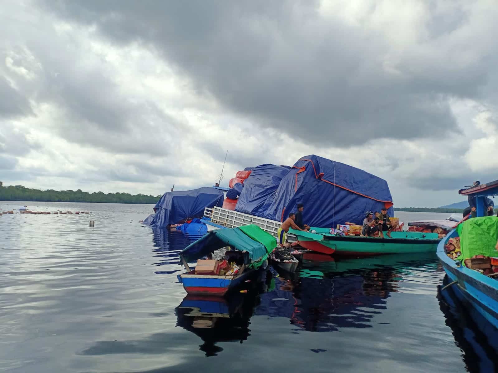 Proses evakuasi terhadap nahkoda dan kru kapal motor barang KM Hasil Utama yang tenggelam di perairan Batu Ampar. (Foto: Humas Polres Kubu Raya)